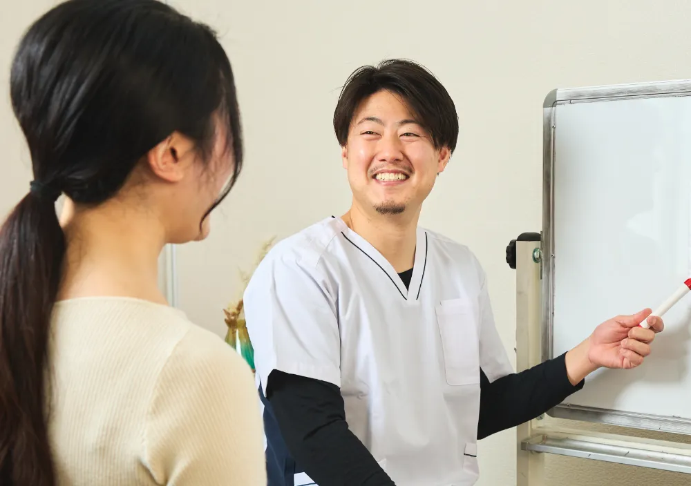 患者に説明をする整体師