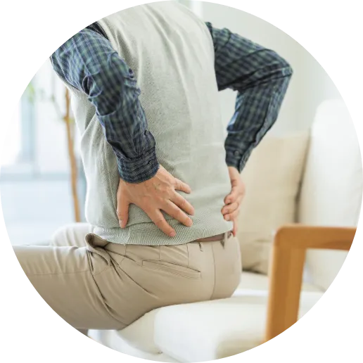 腰が痛む男性
