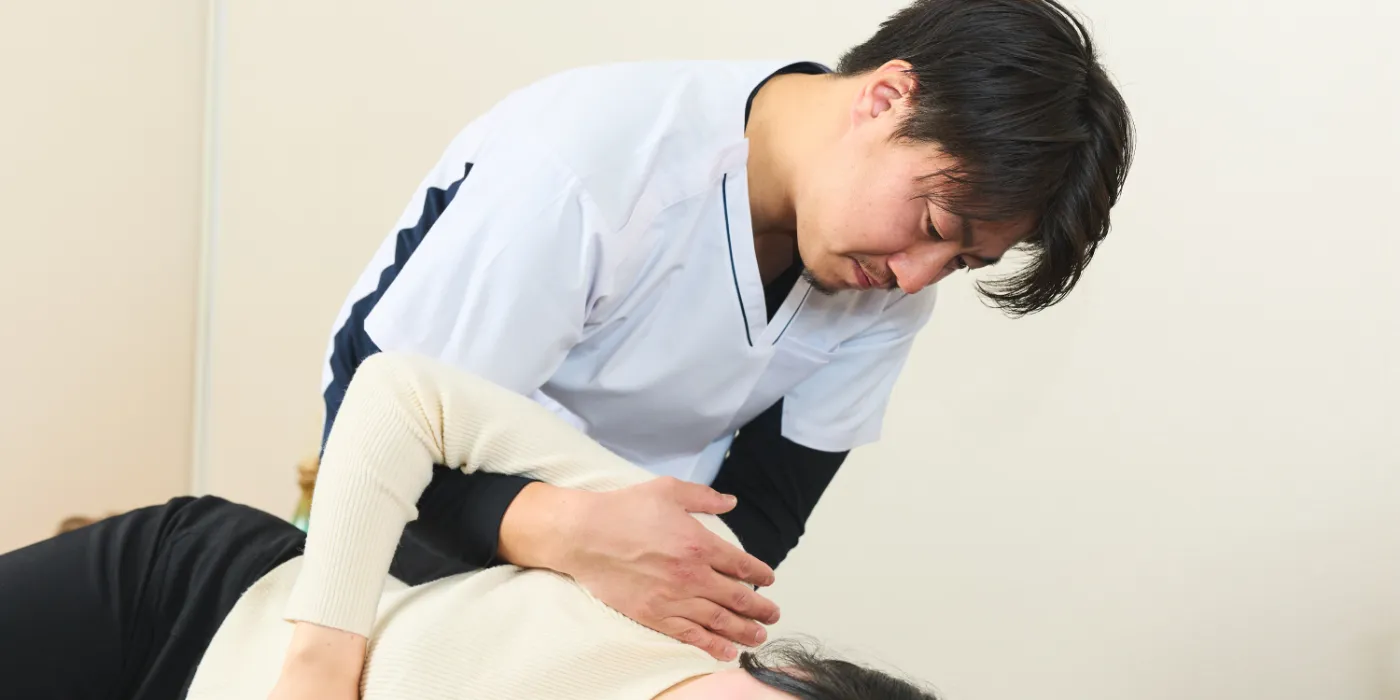 整体施術を行う整体師