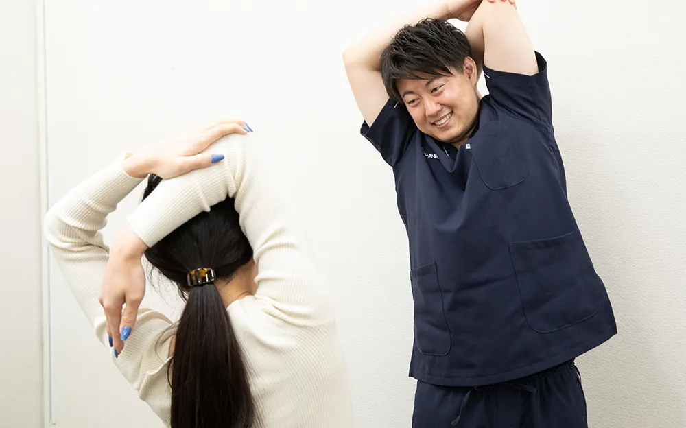 整体師と一緒にトレーニングをする女性