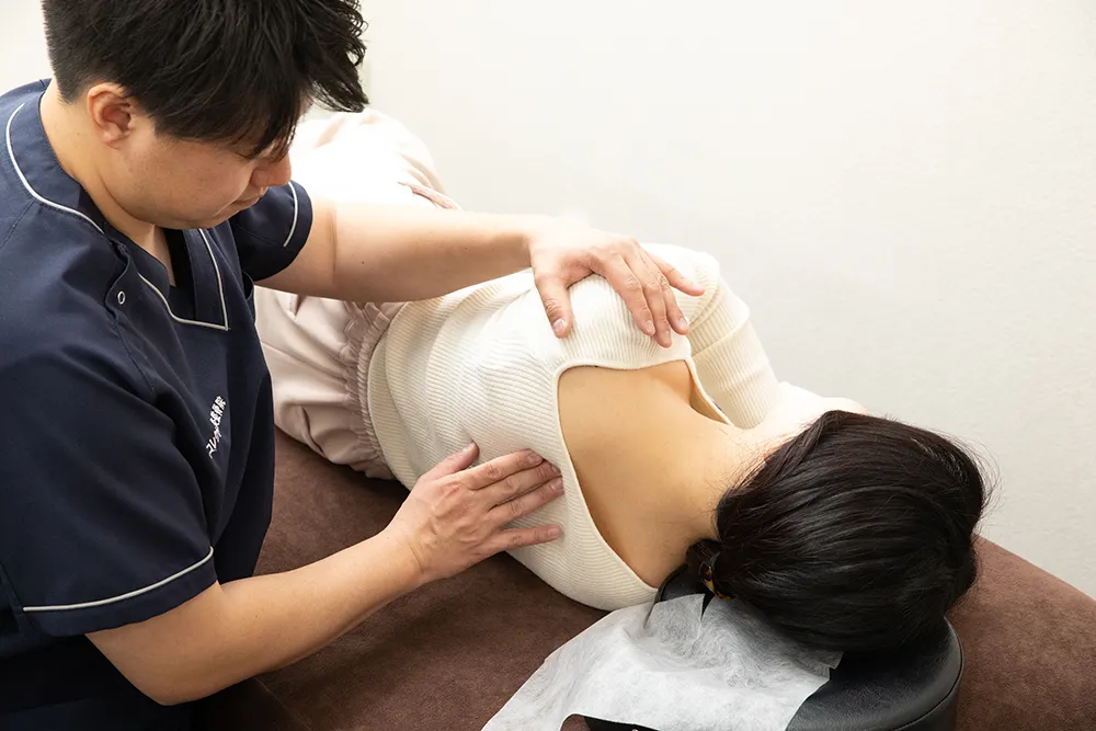 肩の整体施術をする整体師
