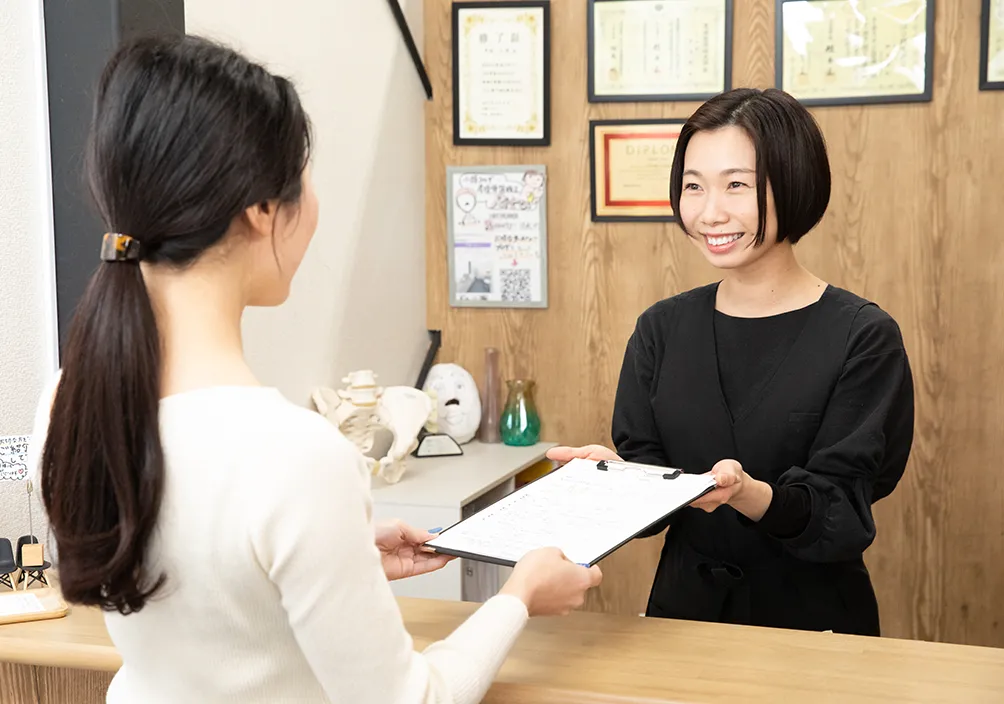 受付を行う女性