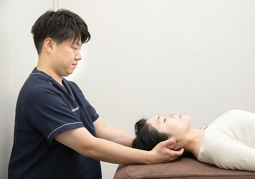 整体施術を行う整体師