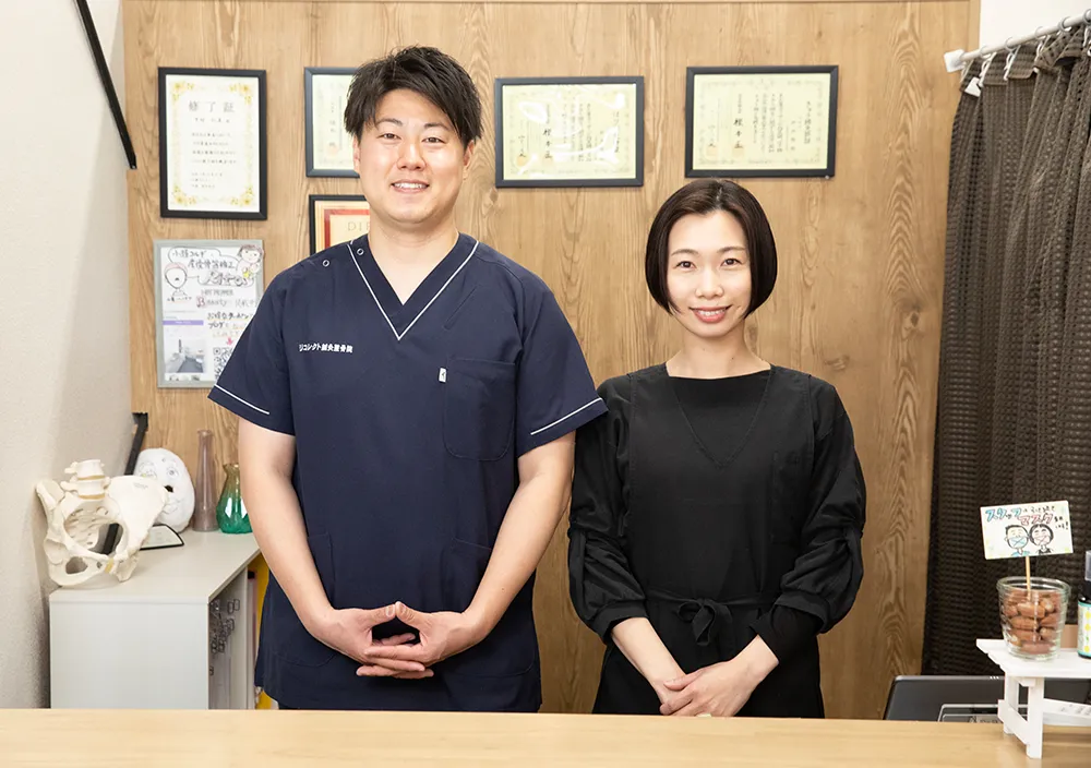 並んで見送る整体師2人