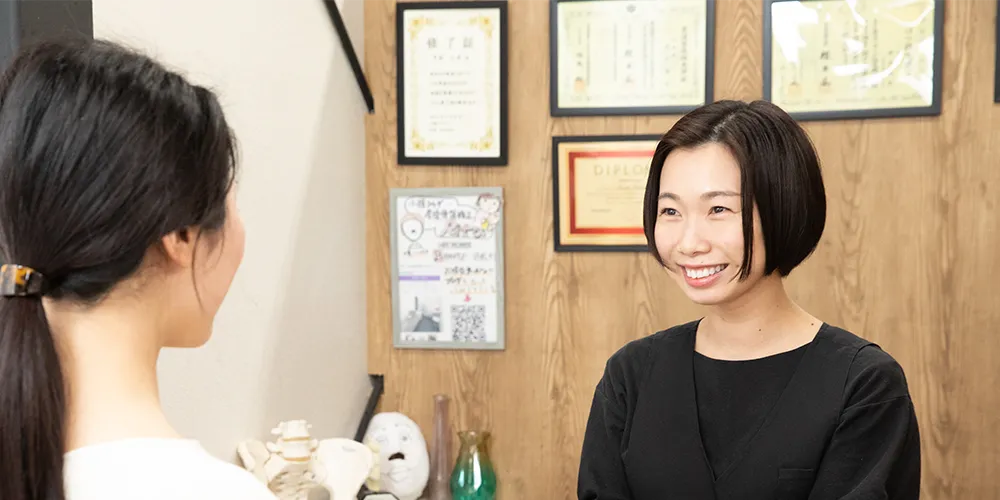 患者の話を聞く整体師