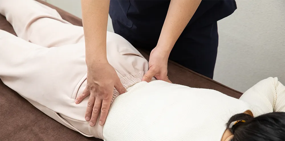 腰の整体施術をしている整体師