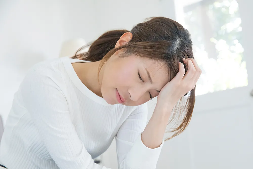 頭が痛む女性