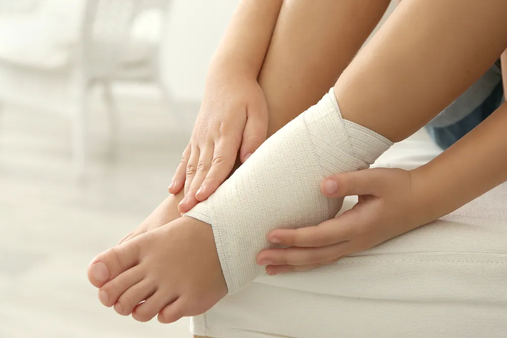 足首に包帯を巻いている女性